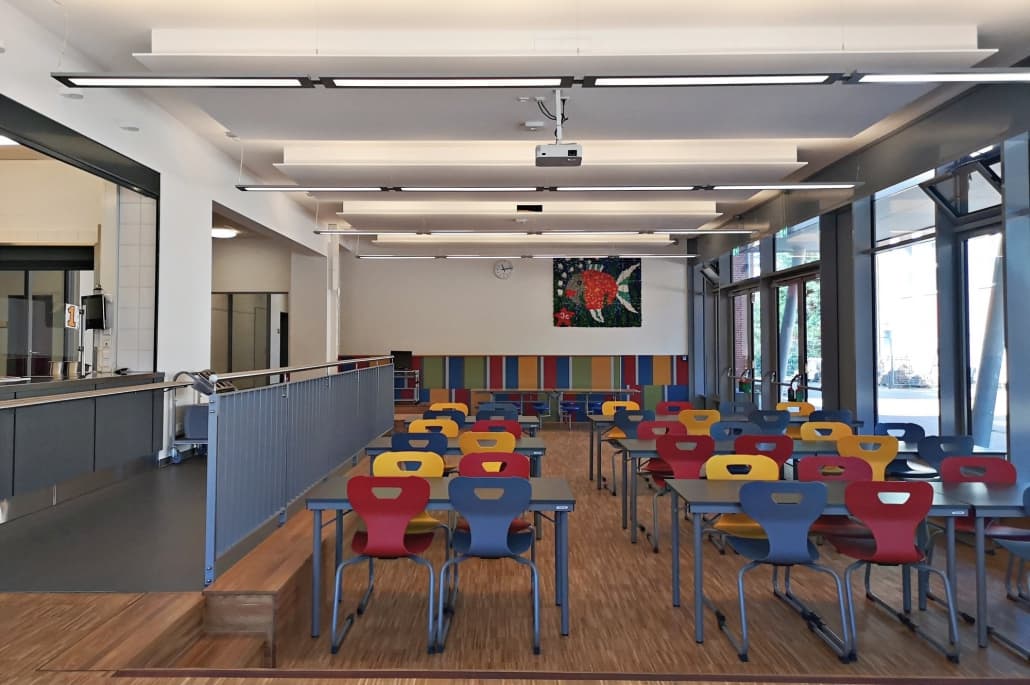 Mensa und Klassenraum der Elbtal-Grundschule