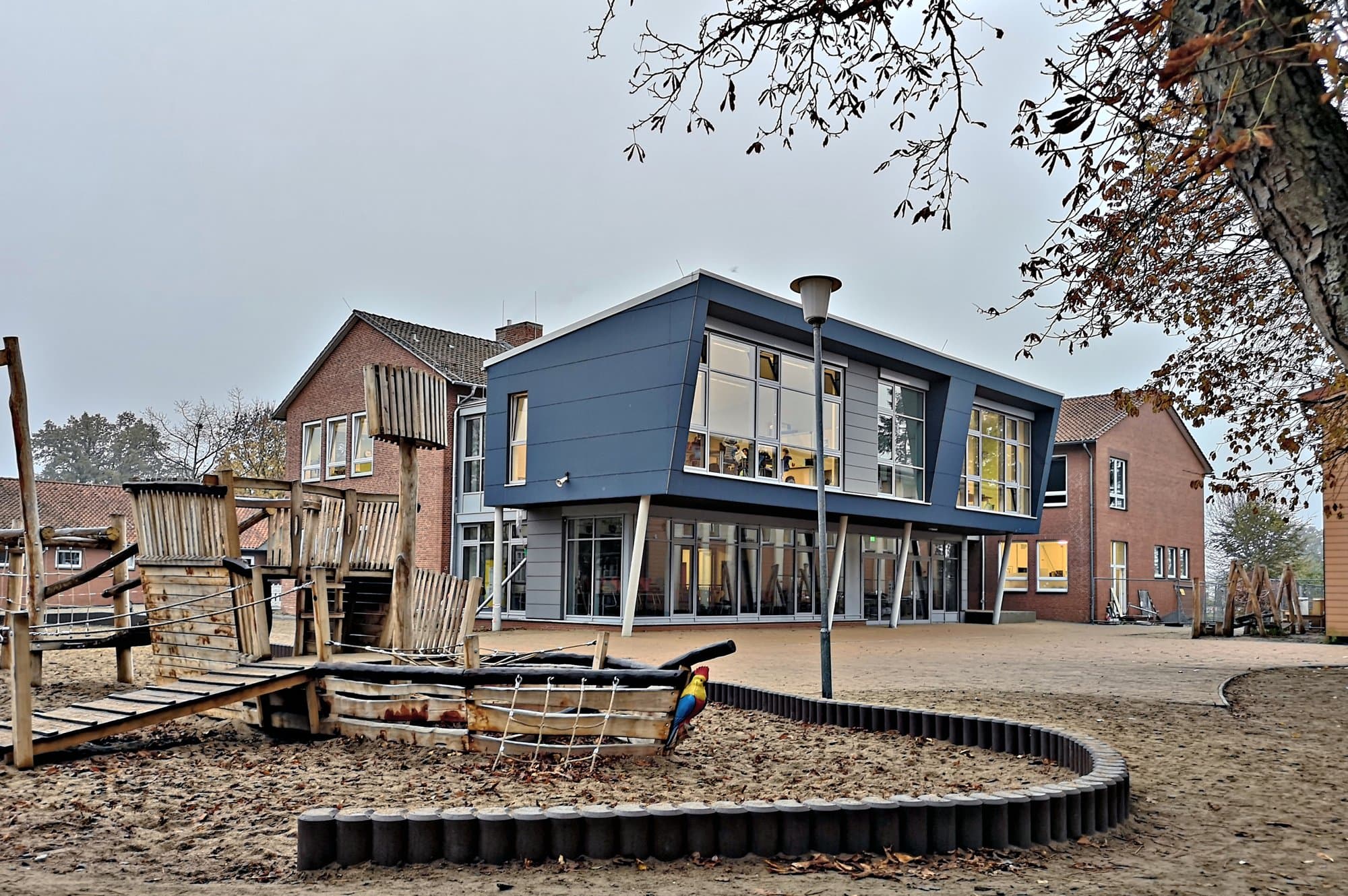 Schulhof der Elbtal-Grundschule mit Spielplatz